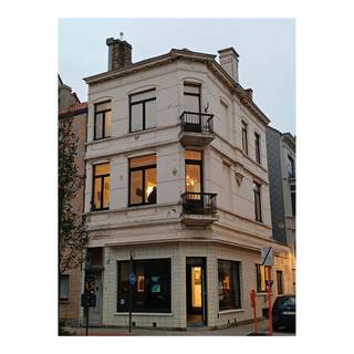 Bienvenue dans ce manoir de 1903 partiellement rénové, actuellement transformé en galerie d'art avec un appartement aux étages supérieurs.Grâce à 3 entrées et à 2 compteurs/installations séparés, ce bâtiment offre de nombreuses possibilités : maison individuelle, résidence secondaire, co-habitation, chambre d'hôtes, salon + pratique/atelier ou espace commercial.L'espace commercial peut également être loué légalement (± 600 à 700 €/mois), ce qui fournit un revenu supplémentaire intéressant.MISE EN PAGE :-Sous-sol-Rez-de-chaussée : 3 pièces (pièce à l'avant avec vitrines, pièce du milieu, pièce arrière avec kitchenette, kitchenette, toilettes (douche à évacuation), cour couverte-Mezzanine : chambre (chambre)-1er VD : Séjour lumineux avec cuisine semi-ouverte, toilettes dans le couloir-Mezzanine : buanderie possible-2e étage : 2 chambres, dressing/chambre supplémentaire, salle de bain avec baignoire, hall spacieux-Grenier : encore à meubler (chambres supplémentaires + salle de bain possibles)- 2 balconsSitué à seulement 600 mètres de la plage, dans le quartier Belle Epoque d'Ostende. La gare, le centre-ville et Kinepolis ne sont qu'à quelques minutes à vélo. Commerces, écoles et restaurants à proximité.En bref : une belle maison d'angle étonnamment spacieuse avec de nombreuses options, mais pour être honnête : la maison a déjà fait l'objet de nombreux travaux mais attend la touche finale.Vous pouvez consulter les conditions générales de Dewaele DIY sur dewaele.com.