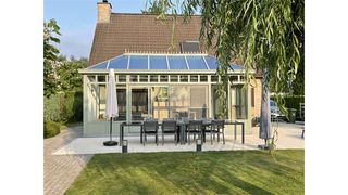 Een mooie vrijstaande woning bestaande uit een woonkamer, ingerichte keuken, 3 slaapkamers, bureel, badkamer, wasplaats, veranda, tuin met...