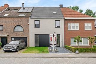 Deze BEN nieuwbouwwoning is gelegen op een rustige locatie te Turnhout. Vlakbij het centrum en op wandelafstand van winkels, school en openbaar vervoer.<br /><br />De indeling van de woning is de volgende:<br />Het gelijkvloers bestaat uit een inkom met vestiairemeubel en doorgang naar de grote woonruimte met een eet- en zithoek en een volledig ingerichte open keuken voorzien van alle toestellen. Vooraan de woning is de mogelijkheid om een open bureauruimte te creëren. Op het gelijkvloers nog een ruime inpandige fietsenberging en tevens een extra ruime bergruimte grenzend aan de keuken te gebruiken als koele berging. <br />Apart toilet. <br /><br />Op de eerste verdieping bevinden zich 2 ruime slaapkamers en een badkamer voorzien van een inloopdouche, ligbad en dubbele wastafel in meubel. Apart toilet op de overloop alsook een aparte wasruimte. <br /><br />De tweede verdieping is een extra troef en vlot bereikbaar met een vaste trap en kan dienen als extra slaapkamer(s) of ontspanningsruimte. Verder treffen we hier ook nog de volledig afgesloten technische ruimte aan. <br /><br />Omheinde stadstuin. Zeer ruime berging/ tuinhuis achteraan op het perceel, ideaal om te vertoeven bij warme zomerdagen.<br /><br />Prijs is exclusief notariskosten, exclusief btw (21%) op constructieaandeel (408.000 EUR) en exclusief registratierechten (12%) op grondaandeel (120.000 EUR). <br /><br />Troeven:<br />- Volledig opgeschilderd<br />- Vloerverwarming en vloerkoeling<br />- Warmtepomp<br />- 12 zonnepanelen, BEN-woning, EPC -1<br />- Kindvriendelijke locatie <br />- Parkeren voor de woning<br />- Vliegenramen aanwezig