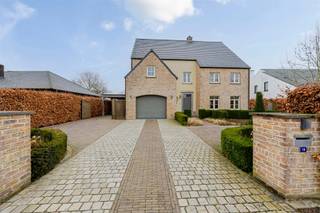 Woning in pastoriestijl met 4 slaapkamers.Deze instapklare en bijzonder ruime woning in pastoriestijl biedt uitzonderlijk veel leefruimte voor wie...