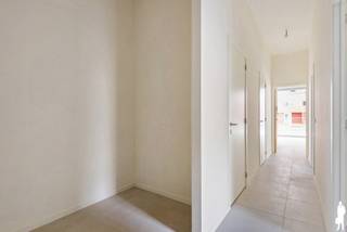 <p>BEZOEK AANVRAGEN EN KANDIDAAT STELLEN VIA DE WEBSITE WWW.DEBOERENPARTNERS.BE</p>
<p>Indien u een bezoek wenst aan te vragen aan dit eigendom, dan kan dit enkel via het aanvraagformulier op onze website. U zoekt het betreffende eigendom onder ons “aanbod te huur”, en klikt daarna bovenaan op “bezoek inplannen”.</p>
<p>Daarna doorloopt u alle stappen en vult u de gevraagde gegevens in. Wij behandelen uw aanvraag binnen de 2 werkdagen en contacteren u daarna. Omwille van het grote aantal aanvragen, worden verzoeken via Immoweb, Immoscoop of Spotto niet behandeld.</p>
<p>Enkel volledig ingevulde kandidaturen op onze website komen in aanmerking. Indien u moeilijkheden ondervindt met het invullen van de kandidaatstelling, aarzel dan niet om ons te contacteren voor hulp en ondersteuning.<br />-<br /><strong>Gelijkvloers nieuwbouwappartement (<span>ca. 90m²) </span>met 2 slaapkamers, ruim terras en autostaanplaats</strong></p>
In een recent opgeleverd en energiezuinig nieuwbouwproject bevindt zich dit instapklare appartement met 2 slaapkamers, zonnig terras met zicht op groen, autostaanplaats én kelderberging. Dankzij de uitstekende ligging aan de grens van Mortsel, Edegem en Antwerpen combineert het appartement rust in de nabijheid van een groene omgeving (fort) met een vlotte bereikbaarheid.<strong><br /><br /></strong><span><b>Algemeen:<br /></b>- ZEER energiezuinig gebouw </span><br /><span>- Autostaanplaats en privatieve kelderberging op -1</span><br /><span>- Gemeenschappelijke fietsenstallingen</span><br />- Vloerverwarming doorheen het volledige appartement<br /><span>- Gemeenschappelijke kosten: 140 EUR/maand (onderhoud gemeenschappelijke delen, lift,... )<br />- Beschikbaarheid: 1/11/2026<br /></span><br /><strong>Indeling: </strong><br /><span>- Inkomhal met gastentoilet en handenwasser<br /></span>- Twee volwaardige slaapkamers (<span>ca. 8 en 10 m²)<br />- Badkamer met ruime inloopdouche en dubbele wastafel</span><span><br />- Lichtrijke leefruimte met grote raampartijen die uitgeven op een zonnig terras (ca. 24 m²)</span><br /><span>- Volledig uitgeruste open keuken</span><br /><span>- Naast de keuken bevindt zich een bergplaats voorzien van aansluitingen voor WM/DK</span>
