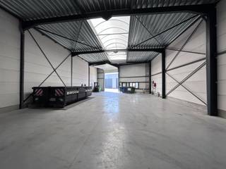 <p>KMO-unit te koop gelegen in het bedrijvenpark Mottepark te Aarschot. Deze moderne bedrijfsunit heeft een oppervlakte van 255 m² en is ideaal geschikt als opslagruimte, atelier of werkplaats. De unit is voorzien van een sectionale poort voor een vlotte toegankelijkheid en beschikt over parkeergelegenheid vlak voor de deur. Dankzij de goede ligging en bereikbaarheid vormt dit een uitstekende opportuniteit voor zelfstandigen en ondernemers. Voor meer informatie of een bezoek, neem gerust contact op.</p>