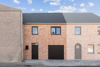 In Bavikhove, een gezellige deelgemeente van Harelbeke, vind je deze laatste beschikbare woning binnen een kleinschalig woonproject van Hectaar.<br />Hier woon je dicht bij allerlei voorzieningen zoals openbaar vervoer, een bakker en een slager. De woningen beschikken over 3 ruime slaapkamers en een lichtrijke leefruimte met een open keuken. Ze worden uitgerust met de nieuwste technieken, waaronder een lucht-water warmtepomp, ventilatiesysteem C+ en zonnepanelen. <br /><br /><strong>Indeling van lot 04:</strong><br />Gelijkvloers: een inkomhal met gastentoilet, ruime en lichtrijke leefruimte met open keuken en een inpandige garage met aanpalende bergruimte. <br />Verdiep: nachthal met apart toilet, 3 ruime slaapkamers waarvan 1 met aparte dressingruimte, een berging en een badkamer met ligbad, inloopdouche en dubbel lavabomeubel. <br />Zolder: te bereiken via het zolderluik. <br /><br /><strong>Extra troeven van de woning:</strong>
<ul>
	<li>Vlotte verbinding naar de E17 en openbaar vervoer (station Harelbeke op 3km afstand, bushalte op slechts 150m)</li>
	<li>Inpandige garage</li>
	<li>Vloerverwarming op het gelijkvloers in combinatie met lucht/water warmtepomp</li>
	<li>Regenwaterput van 7.500 liter aangesloten op toiletten, wasmachine en buitenkraan</li>
	<li>Laminaat in de nachthal en slaapkamers</li>
	<li>Inclusief aanleg van het terras, grasmatten en omheining</li>
	<li>Volledig geschilderd en voorzien van verlichting</li>
</ul>
Contacteer ons vandaag nog voor meer informatie of een bezichtiging aan deze woning. 