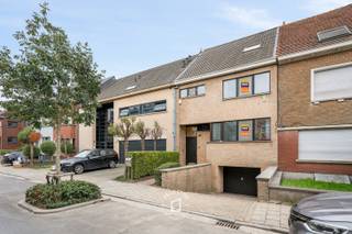 Home sweet home, this is a winner! In de rustige August Marcelstraat vind je deze energiezuinige, mooi onderhouden en knusse woning met ruime stadstuin en garage. Alle faciliteiten bevinden zich in de buurt en de Aalsterse Grote Markt ligt op wandelafstand. Maar ook de oprit van de E40 is vlakbij. 
Let’s make the tour! We beginnen bij de inkomhal met vestiaire en gastentoilet. Daarna stappen we de living binnen. Wat meteen opvalt? De overvloed aan ruimte en licht, met een prachtig zicht op de tuin, vanuit de eetkamer en bureelhoek en de gezellige zitput met houtvuur. Hier kan je vrienden en familie naar hartenlust entertainen. Verder is er een gerenoveerde keuken. Volledig uitgerust met kwalitatieve toestellen, voldoende kastruimte en vooral: veel plaats. Een droomplek waarin elke keukenprins of -prinses zich meteen thuis voelt. De grote droge kelder, uitgerust met garage, wasplaats, extra bergruimte en wellness-ruimte (sauna en douche) krijg je als extra bonus. Op de 1ste verdieping zijn er 3 ruime slaapkamers, een ingerichte badkamer en afzonderlijk toilet. 
Op de 2e verdieping is er nog een ingerichte zolder met ingemaakte kasten, die kan dienstdoen als 4e of 5e slaapkamer, hobbyruimte, logeerkamer, …Beneden is er bovendien nog een grote troef die we nog niet hebben verkend: de zalige stadstuin uitgerust met onderhoudsvriendelijk terras en tuinhuis.
Een echte oase waar je kan genieten van een welverdiend aperitief of etentje. ZONNEPANELEN AANWEZIG. ELEKTRISCHE ZONNEWERING LEEFRUIMTE. ASBESTVEILIG. 
BETON GEWELVEN. ELEKTRICITEIT CONFORM.
