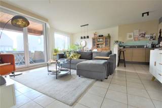 <p><span>Instapklaar appartement op eerste verdieping met terras en garage.</span></p><p><span>Gezellig lichtrijk appartement op de 1ste verdieping (geen lift) gelegen in kleinschalig gebouw</span></p><p><span>Als indeling heeft men een inkomhal,, woon- en leefruimte met open  ingerichte  keuken voorzien van dampkap, fornuis, oven en koelkast, terrasje/balkon, 2 slaapkamers, badkamer met ligbad, aparte toilet, geriefelijke berging, garagebox achter de residentie .</span></p><p><span>Alle ramen zijn voorzien van dubbele beglazing, de verwarming wordt geleverd door aardgas. </span></p><p><span>Beschikbaarheid : 01/08/2026</span></p><p><span>Geen bijkomende algemene kosten.</span></p><p><span>EPC : slechts 111 Kwh m²/jaar</span></p><p><span>Kom dit leuk appartement bekijken, mits het maken van een afspraak op 052/55.55.55 of via info@immotwins.be</span></p><p><span> </span></p>