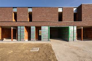 <p><span><strong>KIJKDAG ZA 11/04 | 6% BTW MOGELIJK | ENERGIEZUINIGE EN KWALITATIEVE NIEUWBOUWWONING MET CARPORT EN 3 SLAAPKAMERS </strong></span><br /><span>Deze kwalitatieve nieuwbouwwoning is centraal gelegen in Vinkt op slechts 6 min. van Deinze, op 10 min. van Aalter en op wandelafstand van bakker, slager, school, sporthal en supermarkt. </span><br /><span>Deze woning heeft een optimale indeling met ruime leefruimte en open keuken, voldoende bergruimte, carport én 3 volwaardige slaapkamers.</span><br /><span>De warmtepomp met vloerverwarming en passieve koeling op 2 verdiepen, zonnepanelen, maximale isolatie en ventilatiesysteem D dragen bij tot een zeer energiezuinige eigendom.</span><br /><span>Dit alles op een mooi perceel van 202m² en met de mogelijkheid van het verlaagde 6% btw-tarief.</span><br /><span>Kijkdag op afspraak zaterdag 11 april, mail of bel om jouw afspraak vast te leggen. </span></p><p><span><strong>INDELING:</strong></span><br /><span>We komen binnen in de inkomhal met afzonderlijk toilet. Vanuit de inkom komen we terecht in de ruime leefruimte met open keuken.</span><br /><span>De leefruimte biedt grote raampartijen die voor een natuurlijke lichtinval alsook een mooi zicht op te tuin zorgen.</span><br /><span>Vanuit de keuken heeft men rechtstreekse toegang naar de wasplaats/berging.</span><br /><span>Op het verdiep vinden we de nachthal met afzonderlijk toilet en toegang tot 3 volwaardige slaapkamers en de badkamer met inloopdouche en dubbele lavabo met meubel.</span><br /><span>Buiten kan men genieten van een mooie tuin met afgewerkt terras. Tot slot is er een inpandige carport voorzien en geniet men een extra staanplaats op de oprit.</span><br /><span>De woning wordt volledig afgewerkt opgeleverd met inspraak van materiaalkeuze.</span><br /><span>Het lastenboek is beschikbaar en kan men raadplegen op aanvraag.</span></p><p><span><strong>TROEVEN:</strong></span><br /><span>- Warmtepomp met vloerverwarming en passieve koeling</span><br /><span>- Zonnepanelen aanwezig</span><br /><span>- 3 ruime slaapkamers</span><br /><span>- Carport + aangelegd terras</span><br /><span>- Regenwaterput 10.000L</span></p>