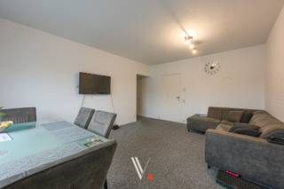<strong>2-slaapkamerappartement te koop op een goede centrale locatie!</strong><br /><br />Op zoek naar een comfortabel en uitstekend gelegen appartement? Dit appartement op de eerste verdieping combineert een rustige woonomgeving met de nabijheid van alle belangrijke voorzieningen: winkels, scholen, invalswegen en sportaccommodaties liggen allemaal binnen handbereik.<br /><br /><strong>De troeven van dit appartement:</strong>
<ul>
<li><span><strong>Zuidgerichte leefruimte</strong></span></li>
<li><span><strong>Goede indeling:</strong> Een praktische keuken, 2 volwaardige slaapkamers, een handige berging en een badkamer met ligbad, lavabomeubel en toilet.</span></li>
<li><span><strong>Extra opslag & parkeren:</strong> Inclusief private kelderberging en een gemeenschappelijke fietsenstallling. Alsook garagebox verplicht aan te kopen aan €13.000.</span></li>
<li><span><strong>Investeringskans:</strong> Het appartement is momenteel verhuurd (huurder huurt reeds meer dan 10 jaar!), wat dit een zorgeloze en meteen renderende investering maakt.</span></li>
</ul>
<strong>Interesse?</strong> Neem voor meer informatie of een bezoek contact op met Brecht via brecht@vanthuynevastgoed.be<br />
