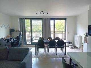 Ruim en zonnig 2 slpk appartement met terras en autostaanplaats.<br />Het appartement is op de 1e verdieping te bereiken met een lift en trap.<br />Het appartement bestaat uit een gezellige woonkamer met open geïnstalleerde keuken. Aansluitend met de woonkamer is een terras.<br />Verder heeft het appartement 2 slpk, een ruime badkamer met ligbad, een apart toilet en een aparte berging voorzien van aansluitingen wasapparatuur.<br />Bij het appartement hoort een garagebox en staanplaats.<br />Zonnig en ruim 2 slpk appartement met terras en autostaanplaats, in een prachtig kleinschalig gebouw.<br />Hp 845€ + 80€ G + 60€ provisie of een totaal van 985€ per maand<br /><br />Bijkomende informatie:<br />epc 60 kWh/m² – Label A<br />woonopp ca 80m² – lift aanwezig,<br />beschikbaar vanaf 01/12/2026<br />cv op gas, aparte meter, elek en water<br />hwb 3 maanden – gevestigd bij Korfine via een kapitalisatiebon<br />plaatsbeschrijving via extern expertisekantoor<br />P-score B of G-score A, niet in een risicozone voor overstromingen