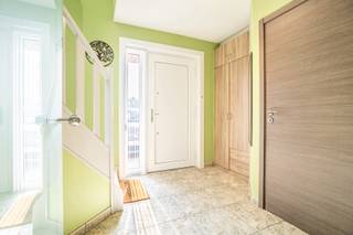 Deze aangename tweegevelwoning is gelegen in een rustige, doodlopende straat in Merchtem en combineert een rustige woonomgeving met een uitstekende bereikbaarheid. De woning bevindt zich bovendien op korte afstand van winkels, scholen, belangrijke verbindingswegen en het station van Merchtem.

Via de inkomhal, voorzien van een apart toilet, komt u binnen in de ruime en lichtrijke leefruimte. Dankzij de grote raampartijen geniet deze ruimte van een aangename natuurlijke lichtinval.

Op de eerste verdieping bevinden zich drie slaapkamers en een badkamer. Daarnaast beschikt de woning over een ruime zolder, die momenteel dienstdoet als bergruimte maar nog mogelijkheden biedt om naar eigen wens in te richten, bijvoorbeeld als extra slaapkamer, bureau of hobbyruimte.

Ook buiten biedt de woning de nodige parkeermogelijkheden. Zo beschikt ze over een garage met plaats voor één wagen en een ruime oprit met plaats voor twee auto's.

Een bijkomende troef is het gunstige EPC-label B, wat de woning energiezuinig maakt. Dankzij de combinatie van de rustige ligging, de aangename lichtinval, drie slaapkamers, de extra mogelijkheden van de zolder en de vlotte bereikbaarheid is deze woning een mooie opportuniteit voor wie op zoek is naar een comfortabele gezinswoning in Merchtem.