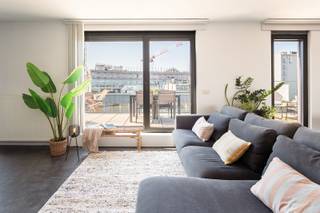 Deze instapklare penthouse is gelegen in de Lange Sint-Annastraat, een karaktervolle straat in het hart van Antwerpen, op het kruispunt van het Eilandje, de universiteitswijk en het historische centrum. Stijlvolle winkels, kwalitatieve horeca en culturele hotspots bevinden zich op wandelafstand, net als de Meir, Groenplaats en Grote Markt. Dankzij deze centrale ligging geniet u van het bruisende stadsleven, terwijl u bovenaan het gebouw in alle rust thuiskomt. Zowel openbaar vervoer als belangrijke invalswegen zijn vlot bereikbaar.<br /><br />Het appartement bevindt zich op de bovenste verdieping van een recente en verzorgde residentie. De lichtrijke leefruimte vormt het hart van het appartement en geeft via grote raampartijen toegang tot twee ruime zonneterrassen aan weerszijden. Dit zorgt de hele dag door voor overvloedig natuurlijk licht en een aangenaam panoramisch uitzicht over de stad. Aansluitend aan de leefruimte bevindt zich een aparte bureauruimte, ideaal als thuiswerkplek of in te richten als derde slaapkamer.<br /><br />De keuken is volledig uitgerust met kwalitatieve toestellen en een ruim werkblad, perfect voor wie graag kookt en gasten ontvangt. Verder beschikt het appartement over twee ruime slaapkamers, een modern afgewerkte badkamer met ligbad, inloopdouche en dubbel lavabomeubel, een apart gastentoilet en een praktische (was) berging. <br />Een privatieve kelderberging en gemeenschappelijke fietsenberging zijn inbegrepen. De aankoop van een ondergrondse autostaanplaats is mogelijk.