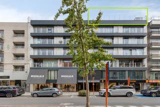 In het hart van Roeselare bevindt zich dit ruime penthouse-appartement met een grote bewoonbare oppervlakte en twee zeer grote terrassen. Gelegen op de zesde verdieping geniet u hier van privacy, licht en open zicht, gecombineerd met alle comfort van wonen in het stadscentrum. Dankzij de centrale ligging in de winkelstraat is dit appartement ideaal voor wie ruimte en bereikbaarheid wil combineren.<br /><br /><strong>Ligging: </strong>Het appartement is gelegen in de Ooststraat 10 te Roeselare, de belangrijkste winkelstraat van de stad. Alle voorzieningen zoals winkels, horeca, openbaar vervoer, scholen en diensten bevinden zich op wandelafstand. Ook het station is vlot bereikbaar. Deze topligging maakt het appartement bijzonder interessant voor zowel eigen bewoning als investering.<br /><br /><strong>Indeling van het appartement:</strong>
<ul>
	<li>Via de inkomhal betreedt u het appartement, voorzien van een gastentoilet. De ruime en lichtrijke woonkamer sluit aan op één van de grote terrassen en vormt samen met de keuken een aangename leefruimte. Verder beschikt het appartement over twee volwaardige slaapkamers, waarvan één met rechtstreekse toegang tot het tweede ruime terras. De badkamer is uitgerust met een lavabomeubel, bad en toilet. Daarnaast is er een afzonderlijke wasplaats die extra praktisch comfort biedt.</li>
	<li>Buitenruimte: Het appartement beschikt over twee ruime terrassen, waarvan één aansluitend aan de woonkamer en één aan een slaapkamer. Deze terrassen zorgen voor een uitzonderlijke buitenbeleving en creëren een open en luchtig gevoel, wat zelden te vinden is in het centrum van de stad.</li>
</ul>
<strong>Technische eigenschappen:</strong>

<ul>
	<li>Vernieuwingen circa 10 jaar geleden: nieuw keuken, ramen en vloer. </li>
	<li>Centrale verwarming op aardgas. </li>
	<li>Vernieuwde aluminium ramen met HR+-beglazing. </li>
	<li>Conforme elektriciteit. </li>
	<li>EPC-label C – 269 kWh/m²/jaar. </li>
</ul>
<strong>Troeven:</strong>

<ul>
	<li>Instapklaar appartement met twee slaapkamers. </li>
	<li>Absolute centrale ligging in de winkelstraat van Roeselare.</li>
	<li>Penthouse met privacy en open zicht.</li>
	<li>Grote bewoonbare oppervlakte.</li>
	<li>Twee zeer ruime terrassen met veel buitenruimte.</li>
</ul>
<strong>Interesse? </strong>Neem contact op met ons kantoor voor meer informatie of plan een vrijblijvend bezoek via 051/201.400 | info@dicasa.be.