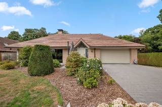 Rustig en residentieel gelegen villa op een mooi perceel van 29a67ca met openluchtzwembad. De villa omvat: inkomhal, living van 64m² met haard en...