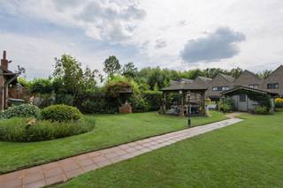 Ruime gezinsvilla met 4 slaapkamers, zonnige tuin en 39 zonnepanelen<br /><br />Op een boogscheut van het centrum van Brasschaat bevindt zich deze ruime en lichtrijke villa op een mooi perceel van 841 m². Dankzij de royale leefruimtes, vier slaapkamers, ruime parkeermogelijkheden en de prachtig aangelegde zuidwestgerichte tuin vormt deze woning de ideale thuisbasis voor gezinnen die ruimte, comfort en een aangename <span>buitenomgeving</span> weten te waarderen.<br /><br />De woning verwelkomt u via een ruime inkomhal met gastentoilet. Van hieruit komt u in de bijzonder sfeervolle leefruimte, die meteen in het oog springt dankzij het unieke hoge plafond, de royale volumes en de overvloedige natuurlijke lichtinval. De eetplaats sluit naadloos aan op de volledig ingerichte keuken, voorzien van de gebruikelijke toestellen. Zowel de eetplaats als de keuken geven toegang tot de veranda, waar u heerlijk geniet van het zicht op de tuin.<br /><br />Op het gelijkvloers bevinden zich daarnaast twee slaapkamers, waaronder een royale slaapkamer van ca. 16 m² en een tweede slaapkamer van ca. 9 m², alsook een badkamer met wastafel en douche. Hierdoor biedt de woning ook op het gelijkvloers een bijzonder praktische indeling.<br /><br />Via de leefruimte bereikt u de eerste verdieping. Hier bevinden zich nog twee ruime slaapkamers van elk ca. 16 m². Er is bovendien de mogelijkheid om op deze verdieping een tweede badkamer te creëren, wat de woning nog extra functionaliteit en comfort kan bieden.<br /><br />De absolute troef van deze woning is zonder twijfel de prachtige zuidwestgerichte tuin. Dankzij de gunstige oriëntatie geniet u hier optimaal van de zon en privacy. De tuin is uitgerust met een automatisch beregeningssysteem en robotmaaier en beschikt bovendien over een praktisch tuinhuis.<br /><br />Ook aan parkeergelegenheid is er geen gebrek. De woning beschikt over een ruime oprit met plaats voor meerdere wagens en een afzonderlijke royale garage, ideaal voor het stallen van een wagen, fietsen en extra materiaal.<br /><br />Troeven<br /><br />- Gelegen op een perceel van 841 m²<br />- 3 à 4 slaapkamers, waarvan twee ruime slaapkamers op de verdieping<br />- Royale en lichtrijke leefruimte met hoog plafond<br />- Zuidwestgerichte tuin met veel privacy<br />- Automatisch beregeningssysteem en robotmaaier<br />- 20 zonnepanelen<br />- Recent vernieuwde ramen<br />- Royale garage<br />- Ruime oprit met veel parkeergelegenheid<br />- Mogelijkheid tot het creëren van een extra badkamer op de verdieping<br />- Gelegen op wandel- en fietsafstand van het centrum van Brasschaat<br /><br />Een ruime en veelzijdige gezinswoning op een toplocatie, waar binnen- en buitenruimte perfect samenkomen.