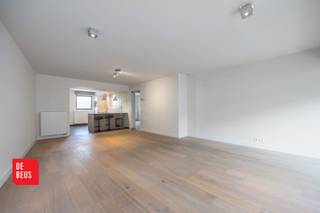 - Élégant et prêt à emménager,- Finitions luxueuses,- Immeuble récent (construit en 2013),- Possibilité d'acheter un garage intérieur.L'appartement...