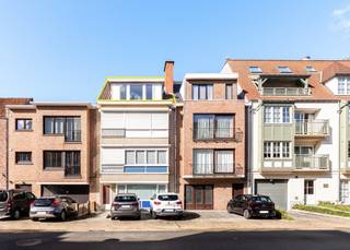 <p><strong>Koksijde-Bad, residentie Nicolas</strong>, <strong>Gezellig appartement in het centrum, 3de verdieping zonder lift.</strong><br />Bestaande uit: inkomhall, woonkamer met open keuken, badkamer met ligbad en lavabo, afzonderlijk toilet en twee slaapkamers. Individuele centrale verwarming met condenserende ketel. Privatieve berging inbegrepen in de prijs.<br /><br />Het zonnige appartement wordt bemeubeld verkocht en is rustig gelegen vlakbij het commerciële centrum.</p>