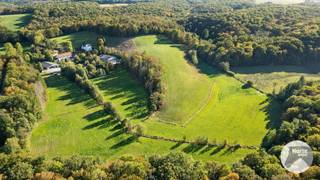 <p>EERSTE BEZOEKDAG ZATERDAG 31/10 VANAF 8U tot 12U (enkel op afspraak!)<br /><br />CHIMAY – Uitzonderlijk toeristisch domein van ca. 10ha met meerdere gîtes en manoirs<br /><br />Gelegen in het groene en landelijke landschap van Chimay, bevindt zich dit bijzondere toeristische domein, bestaande uit meerdere karaktervolle verblijven, twee grote loodsen en een stal, te midden van een uitgestrekt domein van circa 10 hectare.<br />De eigendom combineert de charme van historische gebouwen met de mogelijkheden van een veelzijdige toeristische exploitatie. De gebouwen werden in 1992 verbouwd en bieden vandaag onderdak aan verschillende vakantieverblijven met uiteenlopende capaciteiten, waardoor zowel kleinere gezelschappen als grote groepen ontvangen kunnen worden.<br /><br />Het domein bestaat uit verschillende afzonderlijke accommodaties, elk met hun eigen karakter en mogelijkheden:<br />• Le Manoir: ruime groepsaccommodatie met een capaciteit tot 35 personen.<br />• Le Petit Manoir: karaktervol verblijf voor groepen tot 8 personen.<br />• Gîte voor 10 personen: ideaal voor families en grotere gezelschappen.<br />• Twee gîtes voor 2 personen: perfect voor koppels of kleinere gezelschappen.<br />• Een bijkomende gîte: momenteel ingericht voor privégebruik.<br /><br />Dankzij deze combinatie beschikt het domein over een gevarieerd verhuuraanbod. <br />De circa 10ha grond zorgen voor een uitzonderlijk ruim en groen kader, waar rust, privacy en natuur centraal staan.<br />Naast de verschillende verblijven omvat het domein ook twee grote loodsen en een stal. Deze bijkomende gebouwen bieden extra mogelijkheden voor opslag, dieren, …<br />De landelijke ligging in de streek van Chimay vormt bovendien een aantrekkelijke uitvalsbasis voor bezoekers die willen genieten van natuur, wandelen, fietsen en de toeristische troeven van de regio.<br /><br />Een bijzonder belangrijk pluspunt is dat de roerende goederen grotendeels in de verkoop zijn inbegrepen, met enkele uitzonderingen.<br />Hierdoor kan een nieuwe eigenaar beschikken over een reeds ingerichte accommodatie en wordt de drempel om de toeristische activiteit opnieuw op te starten aanzienlijk verlaagd. <br /><br />Een uitzonderlijke opportuniteit in Chimay voor wie ruimte, karakter en toeristisch potentieel wil combineren in één veelzijdig geheel.<br /><br />Interesse in dit bijzondere domein? Contacteer ons voor meer informatie of een bezoek ter plaatse: 053/60.65.66.</p>