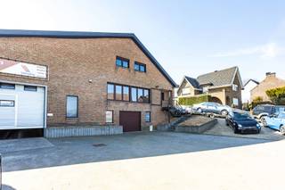 <span><strong>Ruime woning met grote loods</strong><br /></span>Bent u op zoek naar een ruime woning met loods op een centrale ligging? Wij bieden u dit pand, in uitstekend gerenoveerde staat, met maar liefst 5 slaapkamers, ruime loods/ werkplaats van meer dan 150m² en heel wat extra troeven! <br />Gelegen op de Ninoofsesteenweg te Roosdaal, is dit een commerciële toplocatie! Met verbindsdingswegen, openbaar vervoer en centrum van Roosdaal, Ninove en Ternat op een boogscheut.<br /><br /><span>Indeling </span><br />De woning is te betreden via 2 ingangen, de hoofdingang naar de privé en een zij-ingang indien u op zoek bent naar extra kantoorruimte, dienstverlening of vrije beroepen, momenteel ingericht als dressing. Verder vinden we op de gelijksvloers een ruime woonkamer (36m²), vernieuwde badkamer met ligbad en douche, een slaapkamer (16m²), apart toilet en een volledig vernieuwde keuken die directe toegang geeft tot de afgesloten veranda (22,50m²), voorzien van automatische zonnescreens.<br />Het eerste verdiep biedt 4 slaapkamers van 15-19-15 en 10m².<br />De woning is grotendeels onderkelderd en voorzien van verschillende ruimtes.<br /><br />Tot rust komen na een lange werkdag? Dat kan in de gezellige tuin met zuidoriëntatie, gezellig terras en als leuke troef: de hottub! <br /><br />SURPLUSSEN --> 19 zonnepanelen, nieuwe verwarmingsketel (2018), volledig vernieuwd dak, 10 autostaanplaatsen, gunstig EPC label, asbestvrij, conforme elektische installatie, houtkachel, hottub, zolderruimte, ....<br /><br /><span>Graag een bezoek inplannen? Contacteer ons via </span><b>info@impromove.be</b><span> of telefonisch via </span><b>02 887 80 56</b>