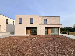 <p><span>Situated on a nature reserve, near the village center of rural Korbeek-Dijle and with a perfect connection to both Leuven and Brussels and other connecting roads, we are honored to offer for sale this modern and timeless new construction project. </span></p><p><span>This contemporary and energy efficient new construction project has been realized by a renowned construction company and concerns 6 semi-detached houses and 1 open house. <br />This newly built house with a facade width of 9 m is situated on a plot of 287 m² and has a living area of 165 m². In a modern and timeless architectural style, this home is finished to a high standard and equipped with all modern living comforts, being underfloor heating throughout, heat pump, solar panels and so much more. This energy efficient property comprises on the ground floor an entrance hall, a guest toilet, a practical storage room, a spacious living room with adjacent dining area with open kitchen which provides access to the garden with terrace of 19 m² where it is lovely to relax. The second floor comprises a bathroom, a separate toilet, a technical storage room and 3 bedrooms. </span></p><p><span>In short, a real opportunity for people who want to live energy efficiently, timelessly, luxuriously and comfortably surrounded by the peace and greenery of the Dyle valley. A unique opportunity! </span></p><p><span> </span></p>