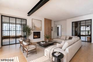 <p><strong>Ontdek dit uitzonderlijk veelzijdige eigendom waar wonen en werken naadloos in elkaar overvloeien. Dit pand combineert een ruime en instapklare handelszaak van ca. 220 m² met een luxueus afgewerkt appartement van ca. 210 m², ideaal voor zelfstandigen of ondernemers die wonen en werken willen verenigen op één locatie.</strong></p>
<p><strong>Handelsgedeelte (ca. 220 m²)</strong><br />Bij het betreden van het pand komt u rechtstreeks binnen in de handelsruimte, die zich perfect leent voor diverse commerciële activiteiten. De winkelruimte is lichtrijk en praktisch ingericht, en beschikt over twee aparte toiletten.<br />Vanuit de winkelruimte zijn er twee doorgangen: enerzijds naar een eerste magazijn met aansluitend een technische ruimte, en anderzijds naar een ruime bureauruimte die plaats biedt voor meerdere werkposten. Deze bureauruimte geeft op haar beurt toegang tot een tweede magazijn en verder naar de laad- en losruimte/garage achteraan, uitgerust met een grote sectionaalpoort. Hier bevindt zich eveneens nog een extra, afzonderlijke opslagruimte.</p>
<p><strong>Appartement (ca. 210 m²)</strong><br />Het woongedeelte is bereikbaar via de interne traphal aan de inkom van de handelszaak (afsluitbaar), wat zorgt voor een duidelijke scheiding tussen privé en professioneel gebruik.</p>
<p>Op de verdieping wordt u verwelkomd in een ruime hal die toegang biedt tot zowel het leefgedeelte als het slaapgedeelte.</p>
<p>De leefruimte straalt klasse en comfort uit dankzij overvloedige lichtinval, warme parketvloeren, een gezellige gashaard en discreet ingewerkte airconditioning. Aansluitend bevindt zich een aparte zithoek/tv-ruimte, stijlvol af te sluiten met stalen glasdeuren. Doorheen het volledige appartement werd er gewerkt met hoogwaardig maatwerk, wat zorgt voor een optimale benutting van de ruimte en tal van opbergmogelijkheden.</p>
<p>De open, doch afsluitbare keuken is een echte eyecatcher en afgewerkt met kwalitatieve materialen en toestellen. Ook hier zorgen maatkasten voor een strakke en praktische afwerking. Vanuit de keuken heeft u toegang tot het zuidgericht terras van ca. 10 m².</p>
<p>Het slaapgedeelte is doordacht ingedeeld en kan afgesloten worden voor extra privacy. Hier vindt u:</p>
<ul>
<li>Een gastentoilet en aparte wasruimte</li>
<li>Een praktische berging</li>
<li>Een eerste slaapkamer/logeerkamer met tegenoverliggende douchekamer</li>
<li>De masterbedroom met eigen dressing en luxueuze badkamer, voorzien van maatwerk, inloopdouche en ruim badkamermeubel</li>
<li>Een derde volwaardige slaapkamer</li>
<li>Een extra apart toilet</li>
</ul>
<p>Daarnaast is er op het einde van de gang nog een tweede toegang tot het terras.</p>
<p><strong>Extra troeven</strong></p>
<ul>
<li>4 privatieve staanplaatsen (inbegrepen in de verkoopprijs) </li>
<li>Hoogwaardige afwerking en maatwerk doorheen het volledige appartement</li>
<li>Ideale combinatie van wonen en werken</li>
<li>Uitstekende bereikbaarheid en praktische indeling</li>
<li>Het handels- en woongedeelte vormen één geheel en zijn niet afzonderlijk verkoopbaar</li>
</ul>
<p>Dit eigendom biedt een unieke opportuniteit voor wie op zoek is naar ruimte, comfort en professionele mogelijkheden onder één dak.</p>