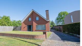Deze ruime en goed onderhouden woning, heeft volgende indeling: inkom, lichtrijke living met gashaard, ruime ingerichte keuken met alle toestellen (o.a. microgolf, vaatwas, oven,...), lichtrijke veranda, toilet apart, badkamer (met douche, ligbad en dubbele lavabo), 4 ruime slaapkamers, ruime wasplaats, ruime garage met automatische poort, ruime zolder & kelder aanwezig. <br /><br />Ruime én zuidgerichte tuin met rustig en mooi uitzicht. <br />De woning is voorzien van zonnepanelen en een waterverzachter.<br /><br />Voorzien van lichtarmaturen en raamdecoratie.<br /><br />Beschikbaarheid: 1/07/2026.<br />Voor meer info of een bezoek: lisa@immoroba.be