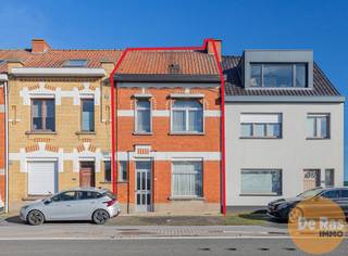 <br />DEINZE (Petegem-aan-de-Leie) - Deze eigendom treft u op de verbindingsweg Gavere - Deinze, met op wandel -en fietsafstand van winkels, scholen en openbaar vervoer. Tevens de directe ontsluiting naar E17, Gent, Kortrijk, beklemtonen hier zijn uitstekende ligging. Naast de vlotte bereikbaarheid, is deze woning voorzien van een aangename tuinzone die achteraan uitkijkt op velden, wat het landelijk karakter accentueert. <br /><br />De woning is op het gelijkvloers voorzien van een inkomhal, woonkamer, keuken, veranda met apart gastentoilet en aanpalende bergruimtes. Het verdiep telt een overloop en beschikt over drie slaapkamers, waarvan één als bureau/dressing. De zolder is toegankelijk via vaste trap en biedt uitbreidingsmogelijkheden bij renovatie. Overigens een mooie diepe tuin, die u de nodige rust en privacy kan garanderen! <br /><br />De woning heeft absoluut nood aan renovatie, doch gezien de ligging en diverse mogelijkheden, is dit prijs/kwaliteit een echte TOPPER! <br />Deze woning biedt een waaier aan mogelijkheden en is zeker een bezoek waard.<br />info en bezoek: 053/60.65.60.<br />De vermelde prijs is een richtprijs. Na ontvangst van de biedingen zal de verkoper beslissen of hij/zij de eigendom verkoopt aan het beste bod. De richtprijs is aldus niet bindend voor de verkoper. Voor meer info kunt u ons contacteren of het reglement raadplegen op onze website.