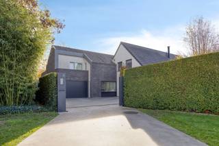 Rustig gelegen, luxueus afgewerkte villa met zwembad en poolhouse. Indeling: inkomhal voorzien van ingemaakte kasten, gastentoilet, bureau (of logeerkamer), zonnige living met zicht op de tuin, ingerichte open leefkeuken, bijkeuken/wasplaats, garage, douchekamer met 2 extra toiletten, poolhouse met ingerichte bar. Verdieping: 5 slaapkamers waarvan één met eigen dressing en badkamer (lavabo, douche en ligbad), 2de badkamer voorzien van douche en toilet, 3de badkamer voorzien van ligbad en dubbele lavabo, aparte dressing (of bureau). Bergzolder. De grootste slaapkamer geeft toegang tot een groot dakterras. In de mooi aangelegde tuin vind u een verwarmd zwembad, tuinhuis met technische ruimte, petanque veld en een groot, deels overdekt zonneterras. TROEVEN: zuidelijk geörienteerde tuin, gelegen in een doodlopende straat op fietsafstand van Gent centrum.