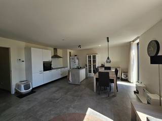 <strong>Mooi afgewerkt nieuwbouw appartement vlakbij het centrum van Maasmechelen.</strong><br /><br />Dit stijlvol appartement op de tweede verdieping is gelegen in Maasmechelen, dichtbij het centrum van Maasmechelen en vlakbij de scholen, lokale winkels en de autostrades richting Nl. en Brussel/A’pen.<br /><br />Dit comfortabel appartement omvat een inkomhal, een leefruimte met open keuken, 2 slaapkamers, een badkamer met een douche en wastafel, een apart toilet en een berging met aansluiting voor een wasmachine. De leefruimte geeft toegang tot het ruim terras. Bovendien beschikt men over een autostaanplaats en een kelderberging.<br /><br />Verwarming op aardgas. Het appartement beschikt ook over zonnepanelen.<br /><br />Er is tevens een lift aanwezig voor uw maximaal wooncomfort.<br /><br />De gemeenschappelijke lasten bedragen € 90 per maand.<br /><br />Dit appartement is beschikbaar vanaf 1 augustus 2026.<br /><br />Bij interesse kan u best uw telefoonnummer nalaten zodat wij u kunnen contacteren.<br />Alle kandidaat-huurders worden opgebeld in volgorde zoals de aanvragen binnenkomen.<br />Bedankt voor uw geduld.