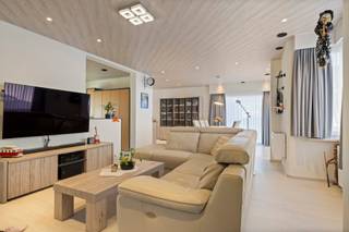 Deze verzorgde, goed onderhouden gezinswoning ligt in een residentiële wijk, op een boogscheut van de zeedijk en het strand van...