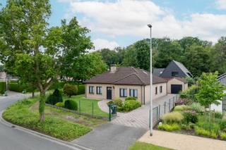 Deze woning is gelegen in een rustige en groene omgeving in de onmiddellijke nabijheid van belangrijke invalswegen, buurtwinkels en het openbaar vervoer. De woning geniet volgende indeling: inkom met gastentoilet en vestiaire, ruime leefruimte, keuken, veranda, wasplaats, nachthal met toegang tot de badkamer (ligbad, dubbele lavabo en toilet) en 2 slaapkamers.<br /><br />De woning is voorzien van een aangename ZW gerichte tuin, aparte garage en ruime bergzolder.<br />EPC 594 - Label F<br /><br />Bezoek mogelijk na afspraak met Serge van Center Office via 0485/61 59 22.