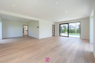 Prachtige alleenstaande en energiezuinige villa met zwembad en alle hedendaags modern comfort ( zonnepanelen, warmtepomp,... ), gelegen op een terrein van 699 m² en dit in een residentiële villawijk te Knokke-Heist. Deze villa is ingedeeld al volgt: Gelijkvloers: woonkamer met overdekt terras, volledig ingerichte keuken voorzien van een granieten tablet, gastentoilet, berging, dubbele garage, dubbele carport, parking en een ruime zuidgerichte tuin met verwarmd zwembad.<br />1ste verdiep: nachthal, toilet, wasplaats, 4 slaapkamers, 2 badkamers.<br />Dakverdiep: slaapkamer met douchekamer / hobbyruimte<br />Voorzien van alle hedendaags comfort: vloerverwarming, warmtepomp, ventilatie systeem D, zonnepanelen, domotica, …<br />Deze villa werd volledig afgewerkt, klaar voor een zorgeloze intrek.<br />Mogelijkheid tot aankopen aan het verlaagd btw-tarief van 6% als u voldoet aan de opgelegde voorwaarden.<br />