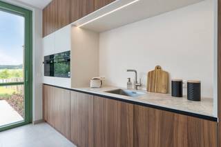 NIEUWBOUW WONING IN HALFOPEN VERBAND . Nieuwbouw woning in halfopen verband in Kerkom, een landelijke deelgemeente van Boutersem. De woningen worden opgetrokken in een moderne stijl en hebben een bruto vloeroppervlakte van 232m². Beide woningen zijn ontworpen om volop van daglicht te genieten en de leefruimte op het gelijkvloers met luxueus ingerichte keuken is volledig naar de tuin gericht. Op de verdieping zijn er 3 slaapkamers, waaronder een ruime master bedroom met en-suite badkamer en een gedeelde douchekamer tussen de twee andere kamers.
De tuinen met terras worden volledig aangelegd, net als de opritten vooraan de woningen die de nodige parkeerplaatsen bieden.
De woningen zijn gelegen op een mooi stuk grond dat achteraan uitgeeft op agrarisch gebied, De woningen worden volledig afgewerkt opgeleverd. Voor de inrichting zijn ruime budgetten voorzien, Ook de voor- en achtertuin, het terras en de oprit vooraan de woning worden volledig aangelegd.De woningen worden instapklaar en tot in de puntjes afgewerkt opgeleverd door Guilliams Construction Solutions. Daarom bouwen ze graag in nauwe samenwerking met de toekomstige bewoners, zodat zij hun eigen keuzes kunnen maken wat betreft de inrichting en de afwerking. Voor elke fase is er een ruim budget voorzien. Heeft u nog bijkomende wensen die niet binnen het standaardpakket vallen, dan zorgen zij voor een passende uitwerking op maat.
