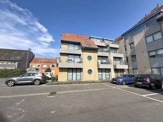 In de Koninklijke Baan te De Panne vinden we dit lichtrijk appartement (50m²) met 1 slaapkamer te huur. Het appartement is centraal gelegen, op wandelafstand van het centrum en de zee!INDELING> Gelijksvloers:- Woonkamer - Slaapkamer- Keuken- Badkamer met douche, wasmeubel- Toilet- BergingTROEVEN:- TOPlocatie, op wandelafstand van het strand en winkels- EPC ABen je geïnteresseerd in dit pand te huur in De Panne? Ga naar de website www.dewaele.com, klik op het pand dat je wenst te huren. Via de rode knop "vraag je bezoek aan" vragen we u kort een profiel in te vullen. Daarna nemen we contact op voor een bezoek. Telefonisch kunnen er geen afspraken gemaakt worden.
