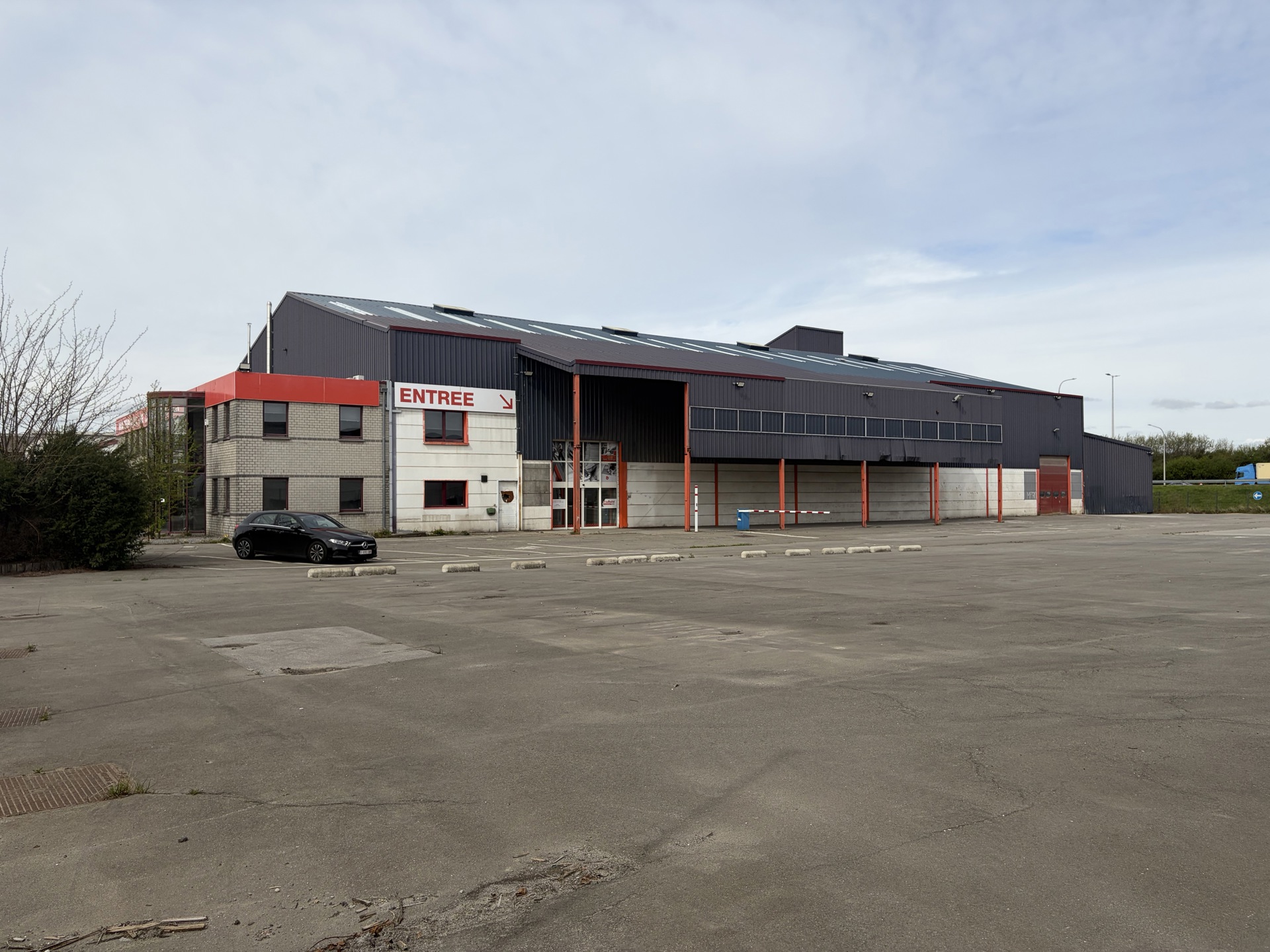 Uitzonderlijk bedrijfsgebouw te koop Grâce-Hollogne - foto 1