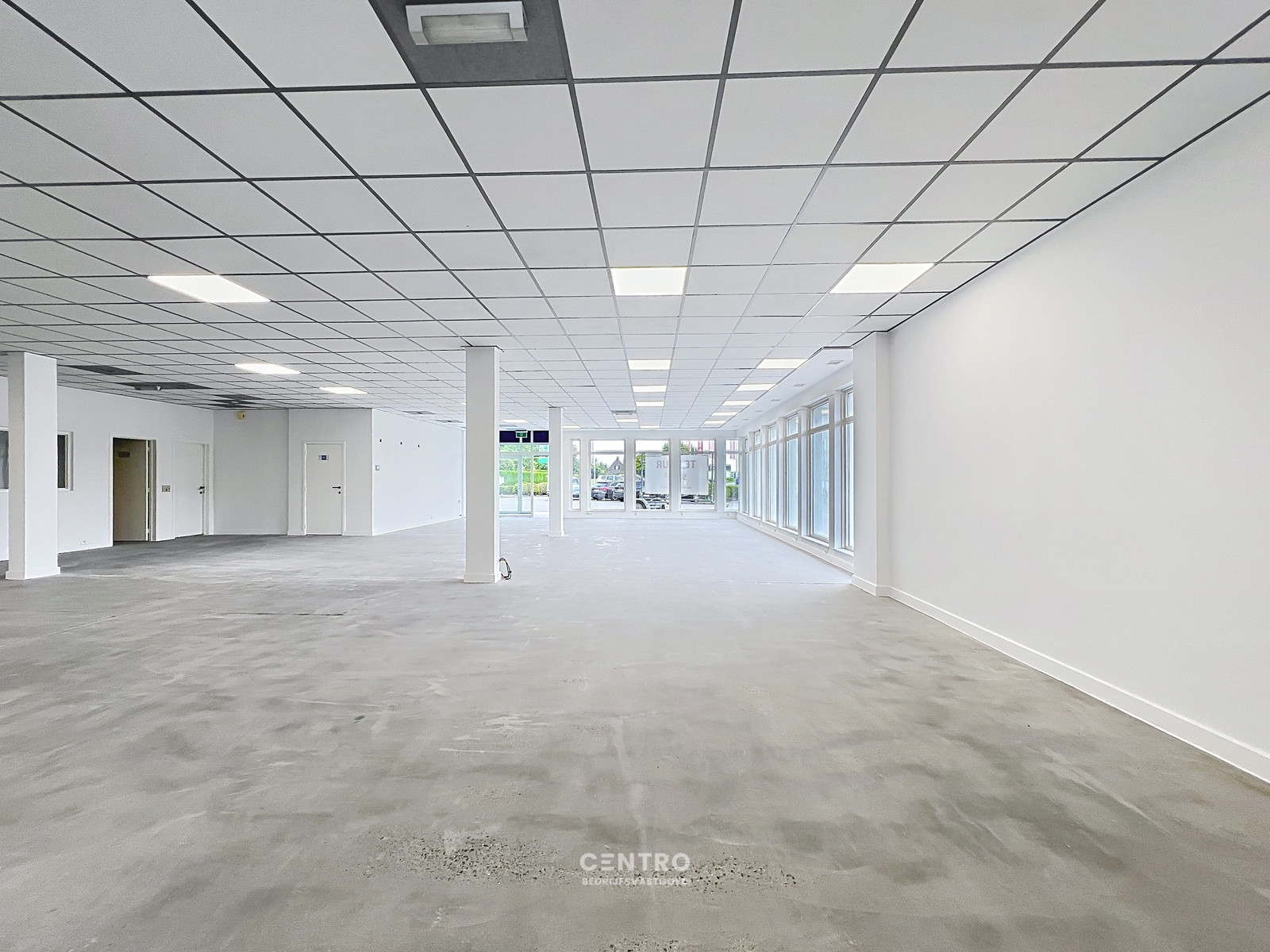 Schitterend gelegen KANTOOR/WINKELRUIMTE (AAA-locatie met TOP visibiliteit !) te Roeselare. - foto 4