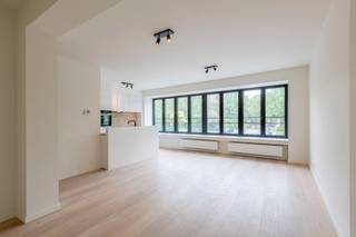 Ga naar www.makelaarshuys.be , klik op het pand te huur en schrijf u in voor de bezoekdag woensdag 3/6/2026 tussen 17u en 18u.Huurprijs : 975 euro...