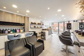 Dit eigendom is geschikt als gezinswoning of voor wie wonen en werken wil combineren. Aan de straatzijde bevindt zich een stijlvolle handelsruimte...