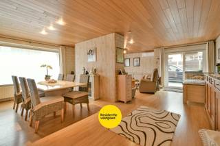 Welkom in de Korenbloemstraat 113A te Torhout, waar deze verzorgde halfopen bebouwing u een ideale combinatie biedt van rust en bereikbaarheid. De woning is gelegen in een landelijke omgeving, met een vlotte verbinding naar het centrum van Torhout, Baliebrugge en de autosnelweg.<br /><br />Interessante investeringsopportuniteit: bij aankoop blijven de huidige eigenaars levenslang in de woning wonen als huurders. Dit biedt u als koper een stabiele en zorgeloze huuropbrengst, met garantie op goed onderhoud van de woning.<br /><br />Bij het binnenkomen wordt u verwelkomd in een ruime inkomhal die toegang biedt tot de lichtrijke leefruimte. De woon- en eetkamer genieten dankzij de grote raampartijen van een aangename lichtinval en vormen samen met de gezellige zithoek een harmonieus geheel.<br />De praktische keuken is uitgerust en beschikt over voldoende werk- en bergruimte, ingebouwde toestellen en een aansluitende berging.<br /><br />Op de verdiepingen vindt u momenteel drie slaapkamers, met de mogelijkheid tot het creëren van een vierde kamer. Verder zijn er twee badkamers aanwezig, wat zorgt voor extra comfort.<br /><br />Buiten geniet u van een onderhoudsvriendelijke tuin waar het aangenaam vertoeven is. Daarnaast beschikt de woning over een ruime garage en een praktische werkplaats met overdekt terras — ideaal voor opslag, hobby of ontspanning.<br /><br /><br />De vermelde prijs betreft een richtprijs. Elk bod wordt voorgelegd aan de eigenaar, die zich het recht voorbehoudt om dit al dan niet te aanvaarden.