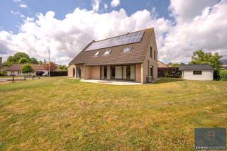 Ontdek deze uitzonderlijk ruime en lichtrijke villa, gelegen in een rustige en residentiële omgeving in Sint-Kruis. Met een indrukwekkende bewoonbare oppervlakte van 392 m² en een kelder van maar liefst 75 m²(!) biedt deze woning een zeldzame combinatie van comfort, ruimte en veelzijdigheid.<br /><br />De leefverdieping verwelkomt u met een royale woon- en eetkamer die dankzij de grote raampartijen baadt in natuurlijk licht en uitkijkt op de groene tuin. De volledig uitgeruste keuken sluit hier perfect op aan. Daarnaast beschikt het gelijkvloers over een stijlvolle inkomhal met ingebouwde vestiaire en gastentoilet, een afzonderlijk bureau en een dubbele garage met automatische sectionaalpoort.<br /><br />Op de verdieping bevinden zich vier ruime slaapkamers, twee volwaardige badkamers en een praktische was- en strijkruimte. De lichtrijke nachthal versterkt het open en aangename gevoel. Via een vaste zoldertrap bereikt u bovendien de ruime zolderverdieping, die tal van mogelijkheden biedt.<br /><br />Ook op energetisch vlak scoort deze woning uitstekend. Dankzij de aanwezige zonnepanelen en het gunstige EPC-label B geniet u van een energiezuinige en toekomstgerichte woonst.<br /><br />Voor meer informatie of voor het inplannen van een bezoek, contacteer Bonne Vastgoed via info@bonnevastgoed.be of via 050/73.73.73.