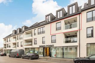 <strong>Nieuwbouwappartement met 2 slaapkamers in hartje Hoogstraten.<br /><br /></strong>Dit moderne nieuwbouwappartement gelegen op de tweede verdieping, bevindt zich in het prachtige project "De Tram", in het hartje van Hoogstraten.<br /><br /><strong>INDELING<br />2DE VERDIEPING<br /></strong><span>Inkomhal met ruimte voor een ingemaakte vestiairekast. Woonkamer met open keuken en keukeneiland met toegang naar het terras.<br />Keuken voorzien van volgende toestellen: inductiekookplaat, afzuigkap, combi-oven, vaatwasser en koelkast.<br />Nachthal met toegang tot toiletruimte met handenwasser, 2 slaapkamers, berging/wasplaats, warmtepomp en aansluiting voor wasmachine en droogkast en badkamer voorzien van een inloopdouche en een dubbele lavabo.<br /></span><span><br /><strong>BUITEN<br /></strong>Zuid-georiënteerd terras<br /><br /><strong>KELDERVERDIEPING<br /></strong>Ondergronds is er een parkeergarage voorzien van autostaanplaatsen, fietsstaanplaatsen en private bergingen. <br /></span><br /><span><strong>BIJZONDERHEDEN</strong></span><br /><span>Vloerverwarming. Warmtepomp. Aluminium schrijnwerk. Dubbele isolerende beglazing. <br />Ventilatiesysteem type-D. Zonnepanelen aanwezig. Lift aanwezig.<br /><br /></span><strong>POSITIEVE ASPECTEN</strong><br /><span>TOP locatie in het hartje van Hoogstraten op wandelafstand van alle voorzieningen (beenhouder, apotheek, horeca, scholen, ...)<br /></span><span>Energiezuinig appartement (EPC label A)</span><br /><span>Ondergrondse kelderberging en autostaanplaats</span><br /><span>Lift aanwezig in het gebouw</span><br /><br /><em>De autostaanplaats en kelderberging zijn apart aan te kopen.</em>