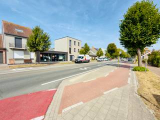 <h2>Indeling</h2>
<ul>
<li>Grote open handelsruimte met tal van inrichtingsmogelijkheden.</li>
<li>Volledig glazen voorgevel van meer dan 10 meter.</li>
<li>Mooie, onderhoudsvriendelijke gepolierde betonvloer.</li>
<li>Ruime toiletruimte.</li>
<li>Extra grote berging, die eenvoudig kan worden ingericht als bureau, praktijkruimte of extra kamer (mogelijkheid tot het voorzien van een raam).</li>
<li>Afzonderlijke technische ruimte met alle voorbereidingen voor de installatie van een keuken of kitchenette.</li>
</ul>
<h2>Troeven</h2>
<ul>
<li>Recent gebouwd (ca. 4 jaar oud).</li>
<li>Strategische ligging langs de belangrijkste invalsweg naar De Panne.</li>
<li>Groot perceel.</li>
<li>Zeer ruime private parking achteraan.</li>
<li>Instapklaar en polyvalent.</li>
<li>Ideaal als winkel, showroom, kantoor, praktijkruimte of dienstverlening.</li>
<li>Grote visibiliteit en veel passage.</li>
</ul>
<h2>Extra potentieel</h2>
<p>Dankzij de ruime oppervlakte, de indeling en de ligging in woongebied biedt dit pand bovendien interessante mogelijkheden om het geheel of gedeeltelijk te combineren met een loft of woonfunctie. Dit kan een unieke meerwaarde betekenen voor wie wonen en werken wenst te combineren of op zoek is naar een bijzonder vastgoedproject.</p>
<p>Een functiewijziging of de combinatie met wonen is uiteraard steeds onder voorbehoud van het verkrijgen van de vereiste omgevingsvergunning en de geldende stedenbouwkundige voorschriften.</p>
<p>Een unieke opportuniteit voor ondernemers, vrije beroepen én investeerders die op zoek zijn naar een modern, kwalitatief en veelzijdig pand met tal van toekomstmogelijkheden op een toplocatie in De Panne.</p>