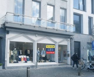 Op <strong>een uitstekende commerciële ligging </strong>in het centrum van Mechelen, meer bepaald in de Graaf van Egmontstraat 7, bevindt zich dit <strong>instapklare handelsgelijkvloers van ca. 90 m²,</strong> momenteel uitgebaat als dameskledingzaak “Z’IS”. Het pand bestaat uit een aantrekkelijke en lichtrijke winkelruimte met achteraan een toilet, een keukentje en een kleine stockruimte. Daarnaast is het uitgerust met verwarming en airconditioning, wat zorgt voor optimaal comfort. <strong>EPC LABEL B. </strong><br />De elektrische installatie is conform. <strong>Het pand is beschikbaar vanaf 1 oktober 2026, maar kan eventueel vroeger vrij zijn in onderling overleg met de huidige huurder.</strong> <strong>De maandelijkse huurprijs</strong> bedraagt € 2.000, met een nieuwe handelshuurovereenkomst. De onroerende voorheffing, ten bedrage van € 1.989 per jaar, is ten laste van de huurder. Benieuwd naar dit bedrijfsvastgoed te huur regio Mechelen? Contacteer info@immodelestre.be of 054 33 62 52. www.immodelestre.be