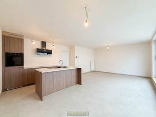 <strong>STIJLVOL NIEUWBOUWAPPARTEMENT</strong> met twee slaapkamers en <strong>EIGEN STAANPLAATS</strong> te Ename (Oudenaarde). Dit <strong>KWALITATIEF AFGEWERKT APPARTEMENT</strong> verwelkomt je in een lichte en open leefruimte <strong>MET GROTE RAMEN</strong> die zorgen voor veel <strong>NATUURLIJK DAGLICHT</strong>. De <strong>OPEN, INGERICHTE KEUKEN</strong> biedt alle ruimte om gezellig te kokkerellen, terwijl de <strong>TWEE COMFORTABELE SLAAPKAMERS </strong>voldoende privacy garanderen. Dankzij de inbegrepen staanplaats parkeer je je <strong>WAGEN ALTIJD VEILIG EN GEMAKKELIJK</strong>. De ligging in het <strong>RUSTIGE EN GROENE ENAME</strong> combineert landelijke rust met stadscomfort: op wandelafstand vind je <strong>BUURTWINKELS</strong>, een bakker en basisschool, en de <strong>VLOTTE VERBINDING MET OUDENAARDE</strong> en omliggende dorpen maakt woon-werkverkeer eenvoudig. Tenslotte kan u gebruik maken van een <strong>GEMEENSCHAPPELIJKE FIETSEN- EN AFVALBERGING</strong>.<br /><br />Adres: Abdijstraat 13 bus 4 te Ename (Oudenaarde)<br />Beschikbaar vanaf 1 februari (vroeger te bespreken)<br />Huurprijs: € 775/maand + € 75 syndic