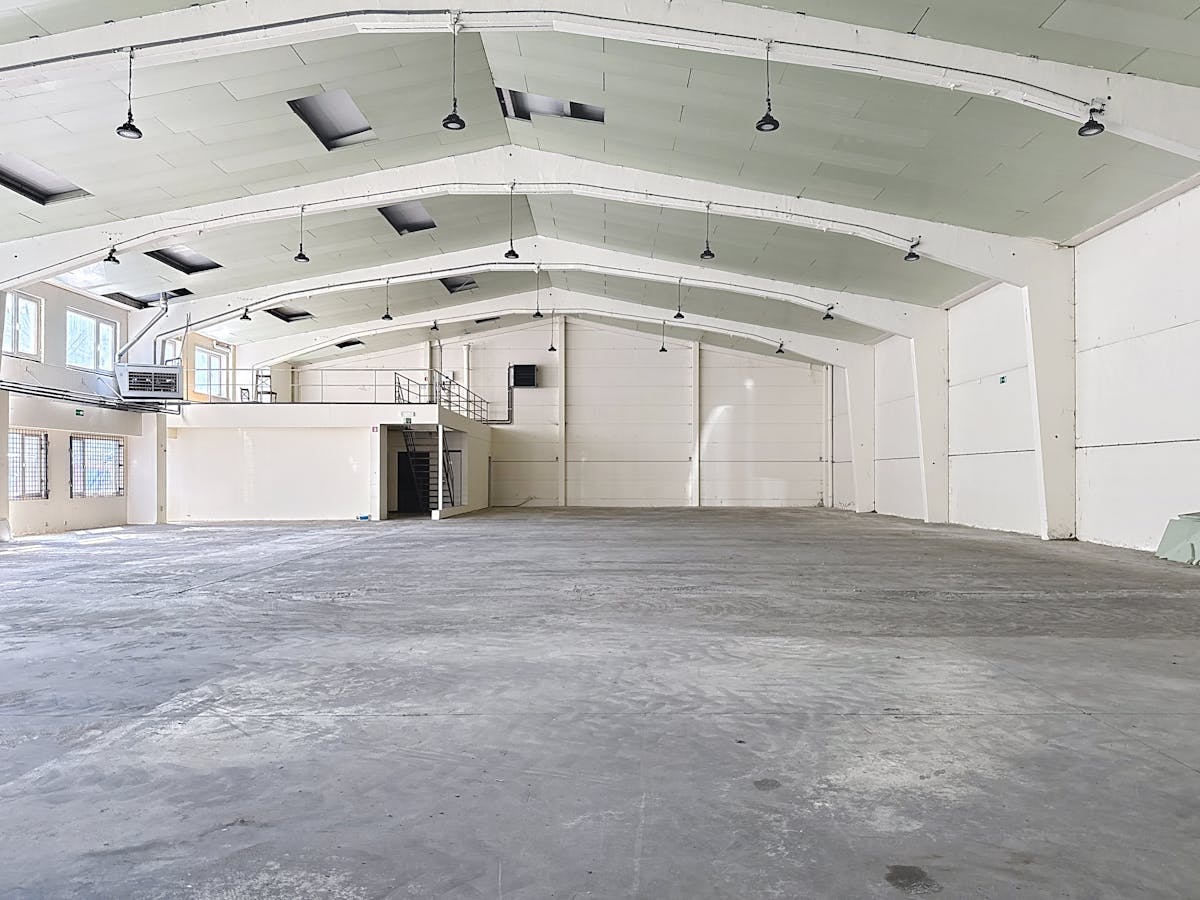 Centraal gelegen bedrijfsgebouw te Veurne - foto 4