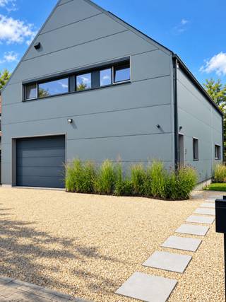 <p>Ruime energiezuinige woning met garage van 110 m² – Londerzeel</p><p>Vraagprijs: € 595.000</p><p>Op een rustige en aangename locatie in de Limmersweg te Londerzeel bevindt zich deze moderne, energiezuinige woning uit 2016. Met een opgegeven bewoonbare oppervlakte van 310 m² op een perceel van 435 m² combineert deze eigendom hedendaags wooncomfort met uitzonderlijk veel ruimte en mogelijkheden.</p><p>Indeling</p><p>De eerste verdieping omvat het volledige woongedeelte met een ruime, gezellige living + woonkamer een open en volledig ingerichte keuken, 3 slaapkamers, een badkamer met ligbad en inloopdouche + apart toilet.</p><p>Op het gelijkvloers bevindt zich een indrukwekkende multifunctionele garage van maar liefst 110 m², ook voorzien van vloerverwarming. Ideaal voor meerdere voertuigen, hobby's of als werk- en opslagruimte voor zelfstandigen. Daarnaast is er een praktische was- en bergruimte met toilet.</p><p>De kelderverdieping biedt nog eens 125 m² bijkomende ruimte, perfect voor opslag, hobby's of materiaal.</p><p>Dankzij de royale oppervlakte en praktische indeling biedt de woning eveneens mogelijkheden tot kangoeroewonen.</p><p>Energiezuinig en comfortabel</p><p>Met EPC-label A is deze woning uitgerust met moderne technieken:</p><p>- 22 zonnepanelen (ca. 9 kW)<br />- Thuisbatterij (10 kWh)<br />- Lucht-waterwarmtepomp<br />- Vloerverwarming met koelfunctie<br />- Vloerverwarming op gelijkvloers en 1ste<br />- Niko Home Control<br />- Alarmsysteem</p><p>Rustige en gunstige ligging</p><p>De woning bevindt zich in een rustige woonwijk met scholen en supermarkt op wandelafstand. Ook een treinstation ligt in de nabije omgeving, wat zorgt voor een vlotte bereikbaarheid.</p><p>Extra troeven</p><p>De uitzonderlijke garage- en kelderruimte maken deze eigendom bijzonder interessant voor gezinnen, zelfstandigen, hobbyisten en liefhebbers van wagens of motoren.</p><p>Indien gewenst kan de aanwezige inboedel gedeeltelijk of volledig worden overgenomen, in onderling overleg.</p>