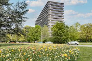 Welkom in dit lichtrijke en instapklare hoekappartement op de 14de verdieping van de residentie Koningin Fabiolapark in Sint-Niklaas.Dankzij de grote...
