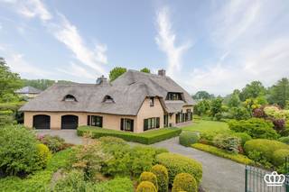 Tijdloze rietgedekte villa met schitterende tuin, kwalitatief gebouwd, veel ruimte, goed gelegen vlakbij het centrum. GelijkvloersRoyale inkomhal met...