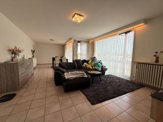 Het appartement is gelegen op de eerste verdieping van een kleinschalig appartementsgebouw nabij zéér goede verbindingswegen. Het pand is instapklaar; volledig geschilderd en voorzien van gordijnen.<br /><br />Het appartement bestaat uit:<br />Inkomhal met ingebouwde vestiaire, gastentoilet, zéér ruime leefruimte met toegang tot het terras, geïnstalleerde keuken, technische ruimte/berging, badkamer en twee slaapkamers.<br />Ook is er een privatieve staanplaats voorzien in de ondergrondse garage.<br /><br />Het pand is beschikbaar vanaf 01/12/2025.<br />Gemeenschappelijke kosten bedragen €200 / maand (water en verwarming inclusief!)<br /><br />Enkele troeven:<br /><br />- Twee ruime slaapkamers;<br />- Staanplaats; <br />- Centraal gelegen, goede verbindingswegen.<br /><br />Contacteer ons voor uw persoonlijk bezoek!