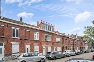 Deze goed gelegen woning bestaat uit een leefruimte met een open keuken, een badkamer, 2 verdiepen met telkens een ruime slaapkamer en een...