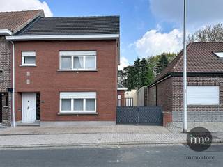 Ternat: Op zoek naar een COMFORTABELE woning met RUIMTE en een UITSTEKENDE LIGGING? IMMO STORE biedt u deze stevige driegevelwoning...