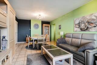 Het appartement bevindt zich op de 14de verdieping en geniet hierdoor van een indrukwekkend panoramisch uitzicht. We betreden het pand via de inkomhal, bereikbaar langs een beveiligde deur. De inkomhal is voorzien van een vestiaire en praktische berging.<br /><br />Verder komen we in de ruime leefruimte, waar de grote raampartijen zorgen voor veel natuurlijk licht en een aangenaam open gevoel. Vanuit de leefruimte geniet u van een mooi vergezicht over de omgeving.<br /><br />Aansluitend bevindt zich de keuken, die steeds zeer goed onderhouden werd en volledig is uitgerust met alle nodige toestellen, waaronder een koelkast, dampkap, inductiekookplaat en afwasmachine. Daarnaast beschikt de keuken over voldoende opbergkasten en werkblad, alsook aansluitingen voor wasmachine en droogkast. Vanuit de keuken is er toegang tot een gezellig terras van ca. 3 m² met een leuk uitzicht.<br /><br />De badkamer werd volledig gerenoveerd en is ingericht met een moderne inloopdouche en dubbele wastafel. Verder beschikt het appartement over een apart gastentoilet en 2 volwaardige slaapkamers, waarvan één slaapkamer uitgerust is met een ingebouwde kast.<br /><br />Troeven van dit appartement:<br />panoramisch uitzicht, verzorgd gebouw, elektrische installatie conform, EPC-label B, goed onderhouden appartement en een aangename indeling.<br /><br />Een instapklaar appartement met een uniek uitzicht op een fijne locatie in Deurne.